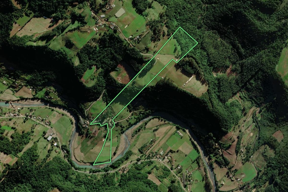Imagem de satélite do imóvel rural em Canudos do Vale (RS), com o contorno declarado no CAR desenhado por cima.