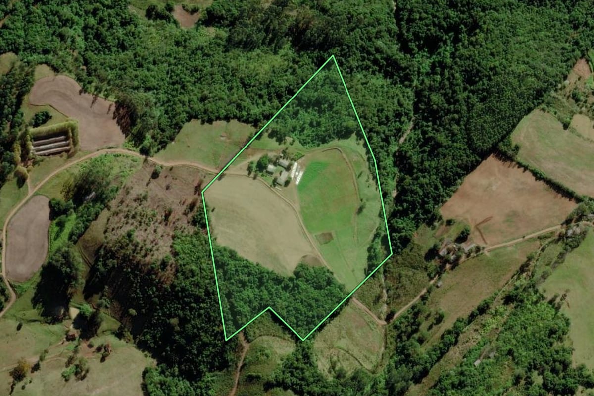 Imagem de satélite do imóvel rural em Canudos do Vale (RS), com o contorno declarado no CAR desenhado por cima.