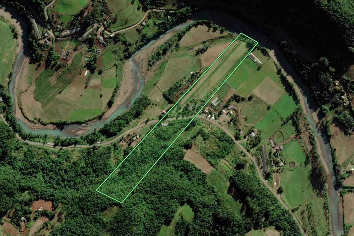 Imagem de satélite do imóvel rural em Canudos do Vale (RS), com o contorno declarado no CAR desenhado por cima.