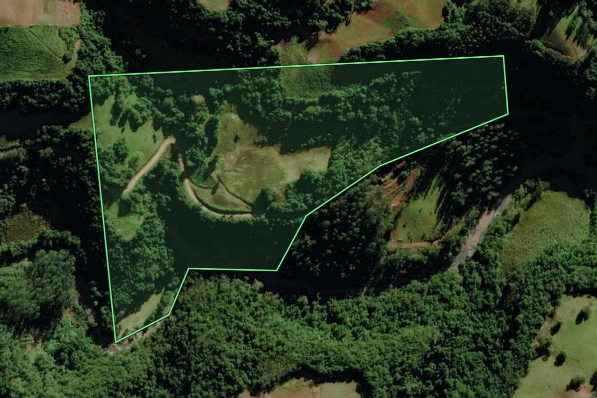Imagem de satélite do imóvel rural em Canudos do Vale (RS), com o contorno declarado no CAR desenhado por cima.