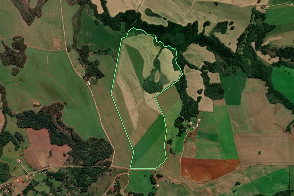 Imagem de satélite do imóvel rural em Capão Bonito do Sul (RS), com o contorno declarado no CAR desenhado por cima.