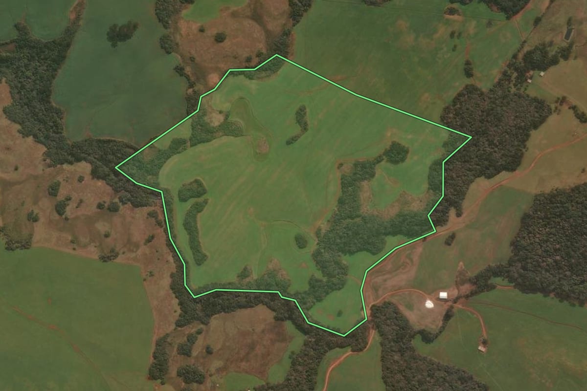Imagem de satélite do imóvel rural em Capão Bonito do Sul (RS), com o contorno declarado no CAR desenhado por cima.