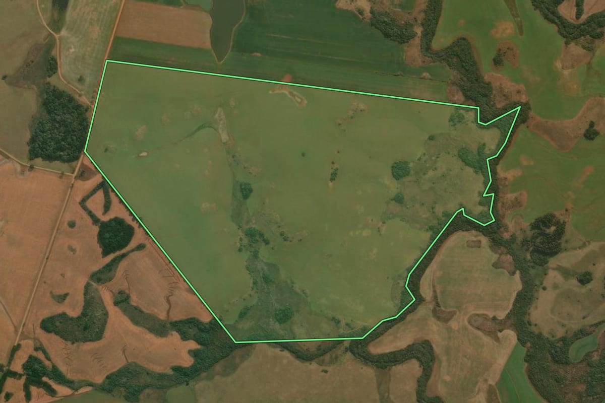 Imagem de satélite do imóvel rural em Capão Bonito do Sul (RS), com o contorno declarado no CAR desenhado por cima.