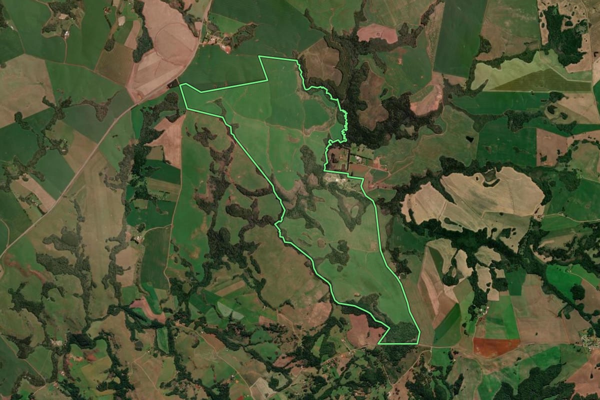 Imagem de satélite do imóvel rural em Capão Bonito do Sul (RS), com o contorno declarado no CAR desenhado por cima.