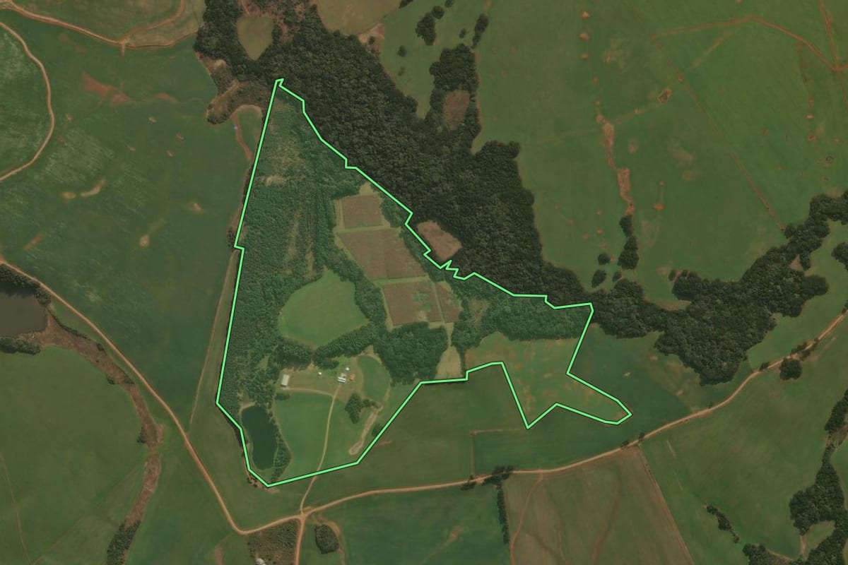 Imagem de satélite do imóvel rural em Capão Bonito do Sul (RS), com o contorno declarado no CAR desenhado por cima.