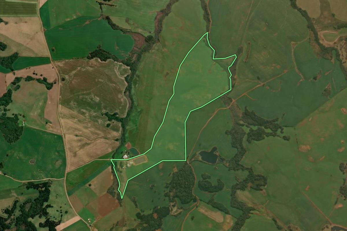 Imagem de satélite do imóvel rural em Capão Bonito do Sul (RS), com o contorno declarado no CAR desenhado por cima.
