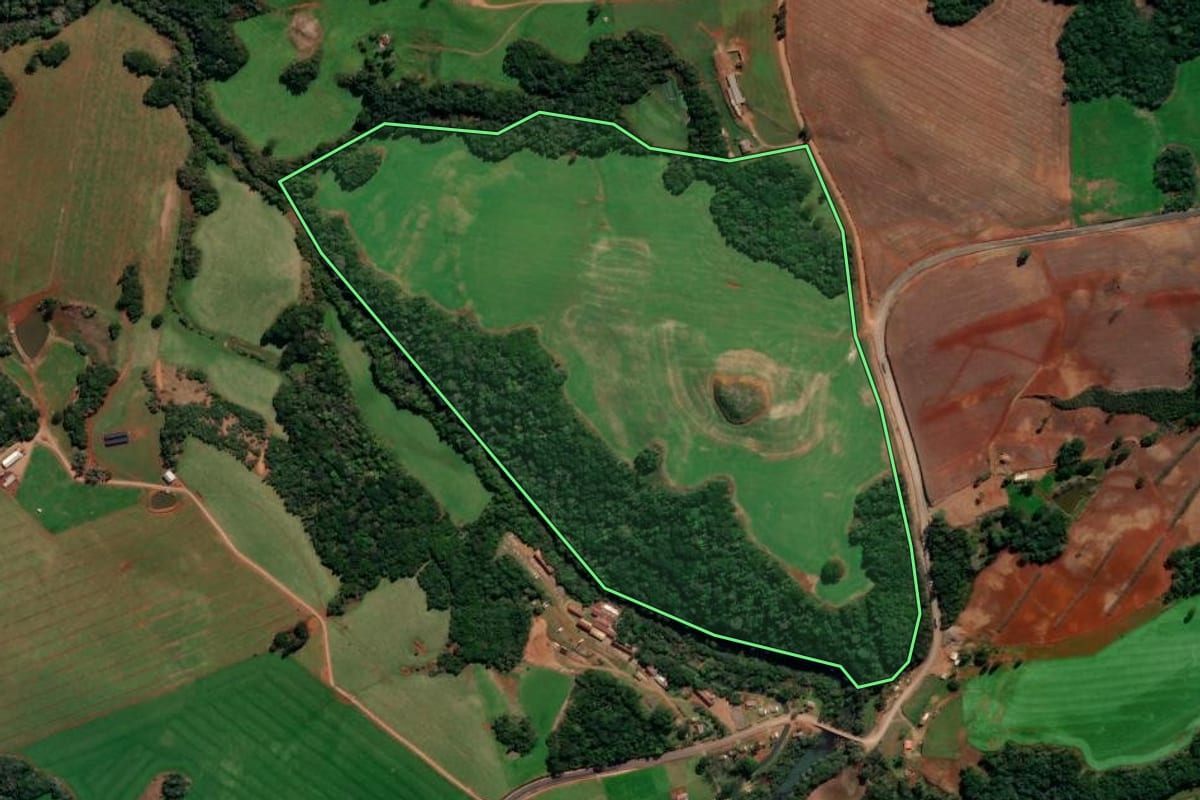 Imagem de satélite do imóvel rural em Capão Bonito do Sul (RS), com o contorno declarado no CAR desenhado por cima.