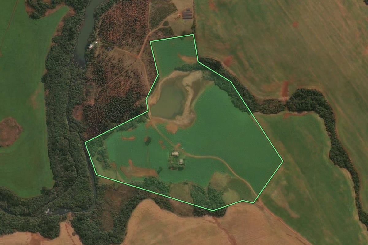 Imagem de satélite do imóvel rural em Capão Bonito do Sul (RS), com o contorno declarado no CAR desenhado por cima.