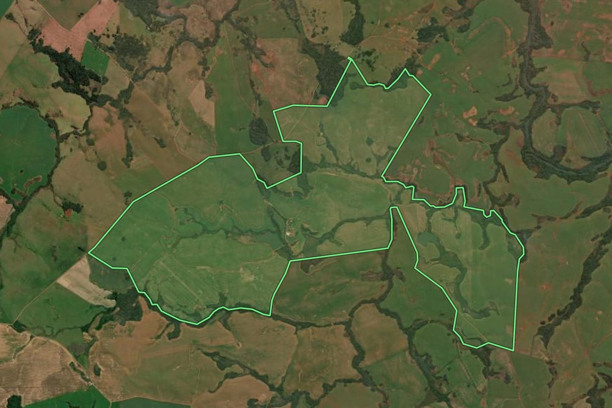 Imagem de satélite do imóvel rural em Capão Bonito do Sul (RS), com o contorno declarado no CAR desenhado por cima.