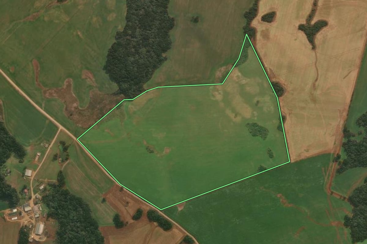 Imagem de satélite do imóvel rural em Capão Bonito do Sul (RS), com o contorno declarado no CAR desenhado por cima.