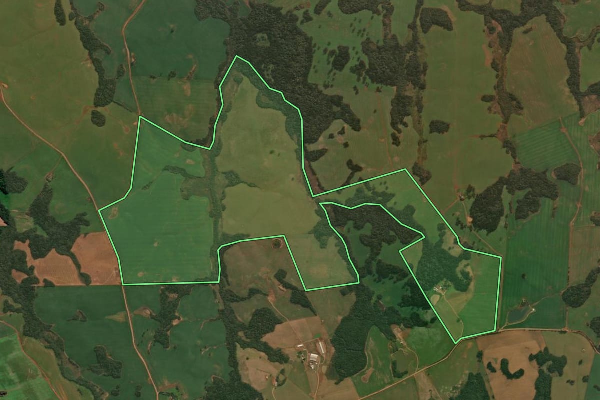 Imagem de satélite do imóvel rural em Capão Bonito do Sul (RS), com o contorno declarado no CAR desenhado por cima.