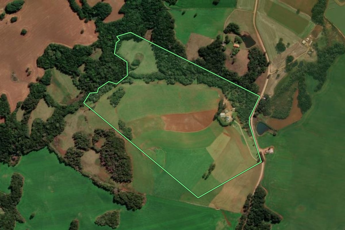 Imagem de satélite do imóvel rural em Capão Bonito do Sul (RS), com o contorno declarado no CAR desenhado por cima.