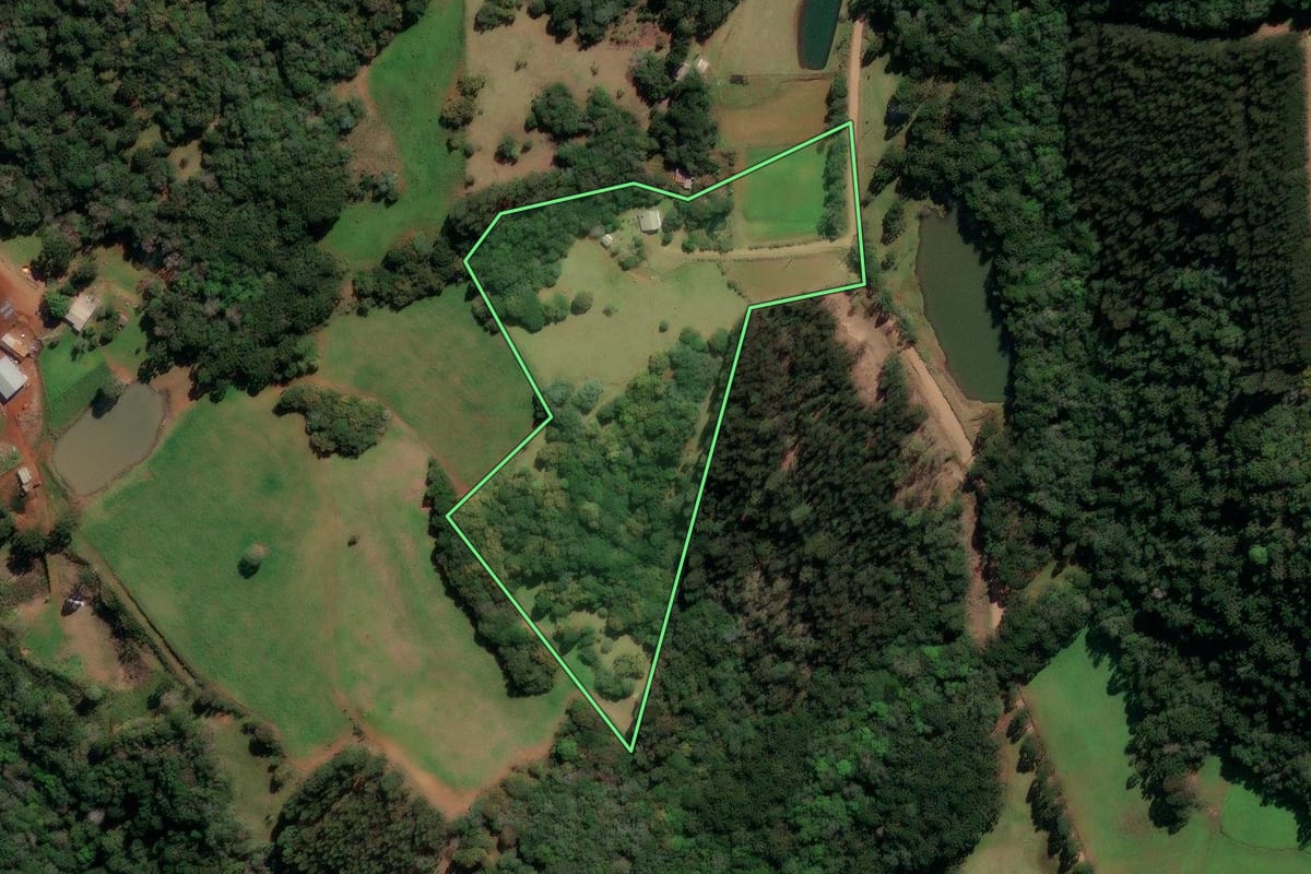 Imagem de satélite do imóvel rural em Capão Bonito do Sul (RS), com o contorno declarado no CAR desenhado por cima.