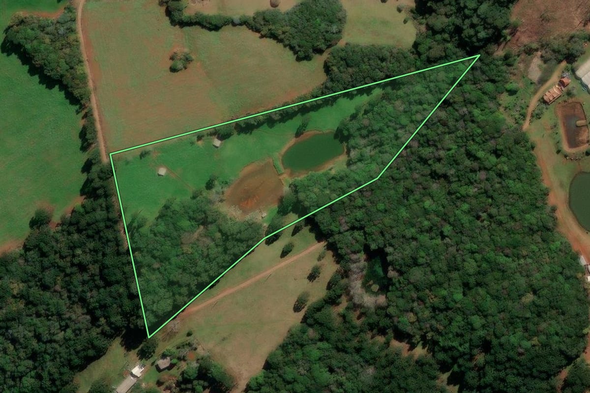 Imagem de satélite do imóvel rural em Capão Bonito do Sul (RS), com o contorno declarado no CAR desenhado por cima.