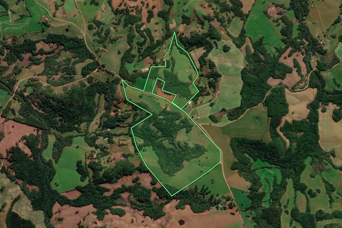 Imagem de satélite do imóvel rural em Capão Bonito do Sul (RS), com o contorno declarado no CAR desenhado por cima.