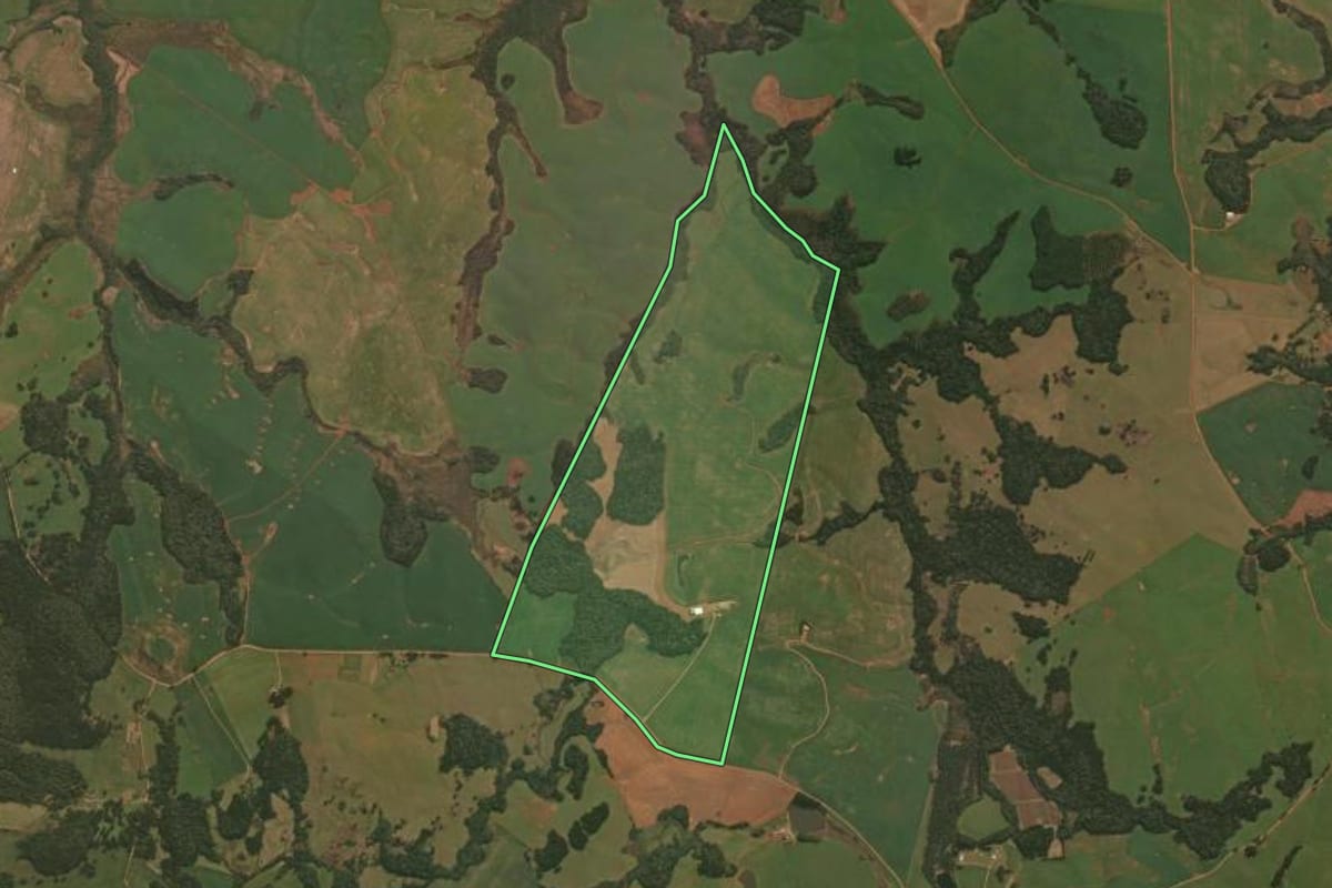 Imagem de satélite do imóvel rural em Capão Bonito do Sul (RS), com o contorno declarado no CAR desenhado por cima.