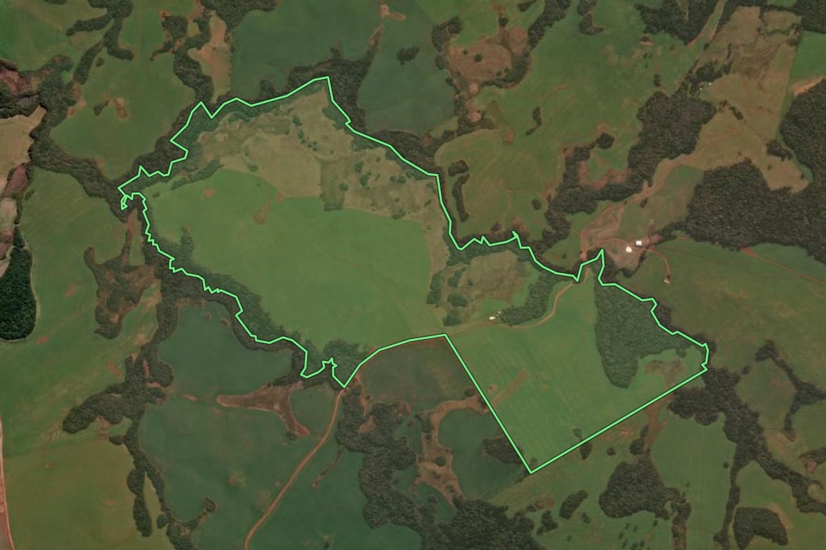 Imagem de satélite do imóvel rural em Capão Bonito do Sul (RS), com o contorno declarado no CAR desenhado por cima.