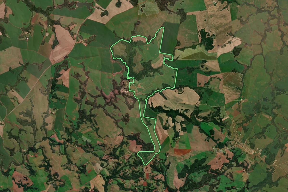 Imagem de satélite do imóvel rural em Capão Bonito do Sul (RS), com o contorno declarado no CAR desenhado por cima.