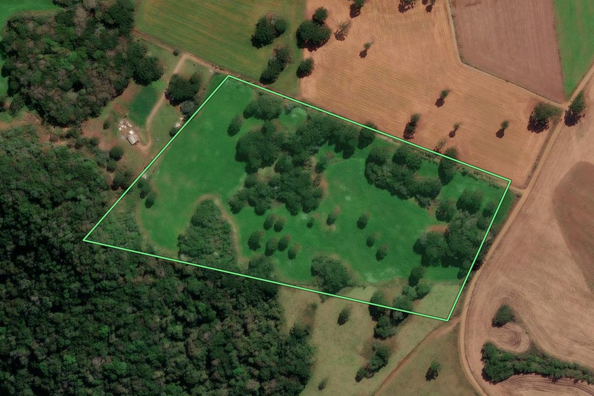 Imagem de satélite do imóvel rural em Capão Bonito do Sul (RS), com o contorno declarado no CAR desenhado por cima.