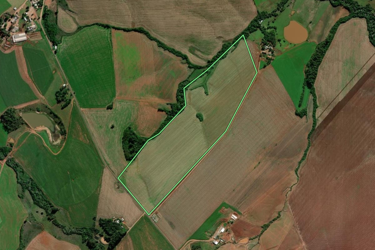 Imagem de satélite do imóvel rural em Capão do Cipó (RS), com o contorno declarado no CAR desenhado por cima.