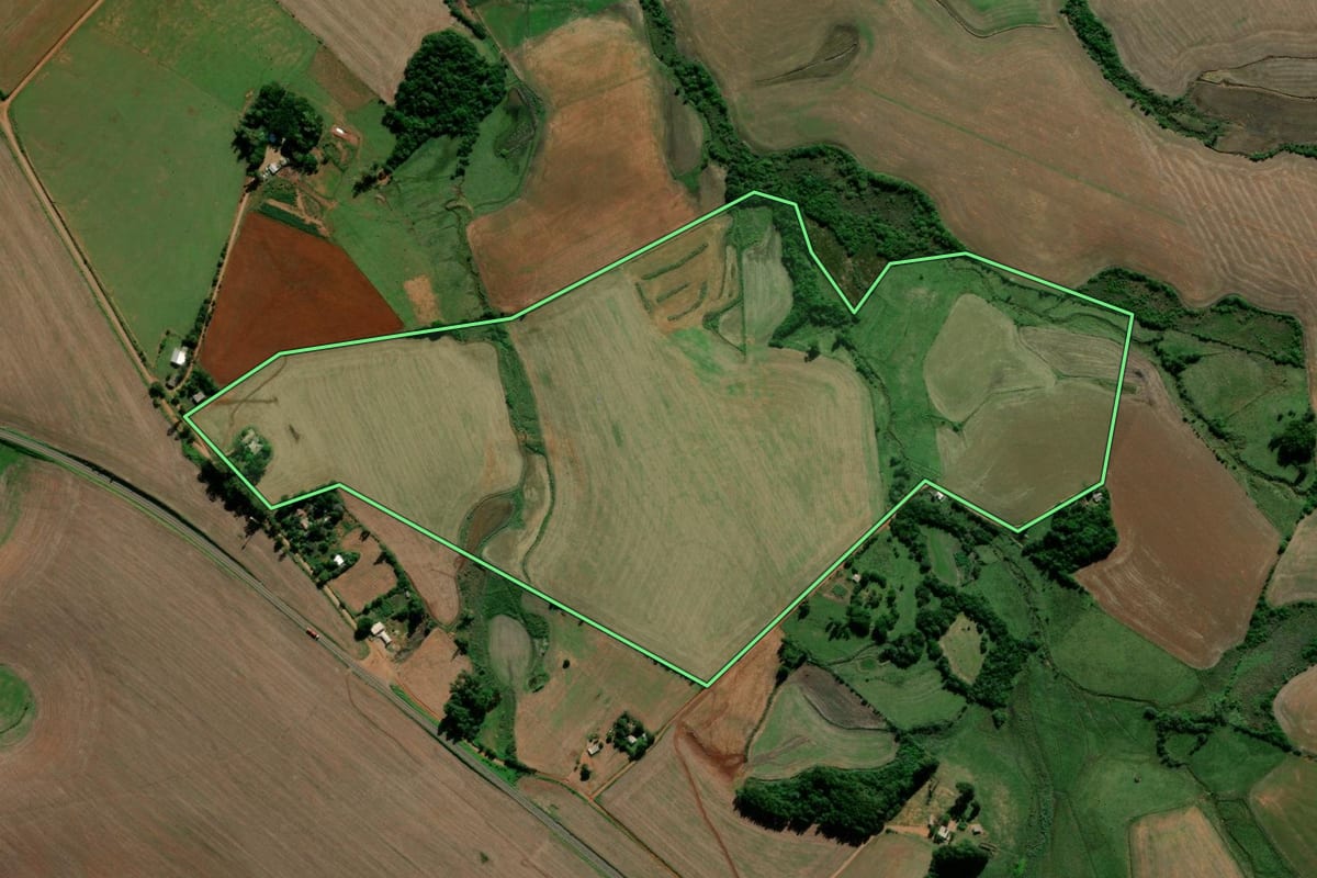 Imagem de satélite do imóvel rural em Capão do Cipó (RS), com o contorno declarado no CAR desenhado por cima.
