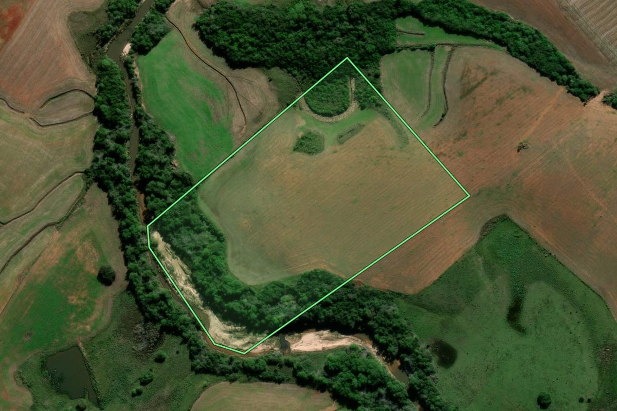 Imagem de satélite do imóvel rural em Capão do Cipó (RS), com o contorno declarado no CAR desenhado por cima.
