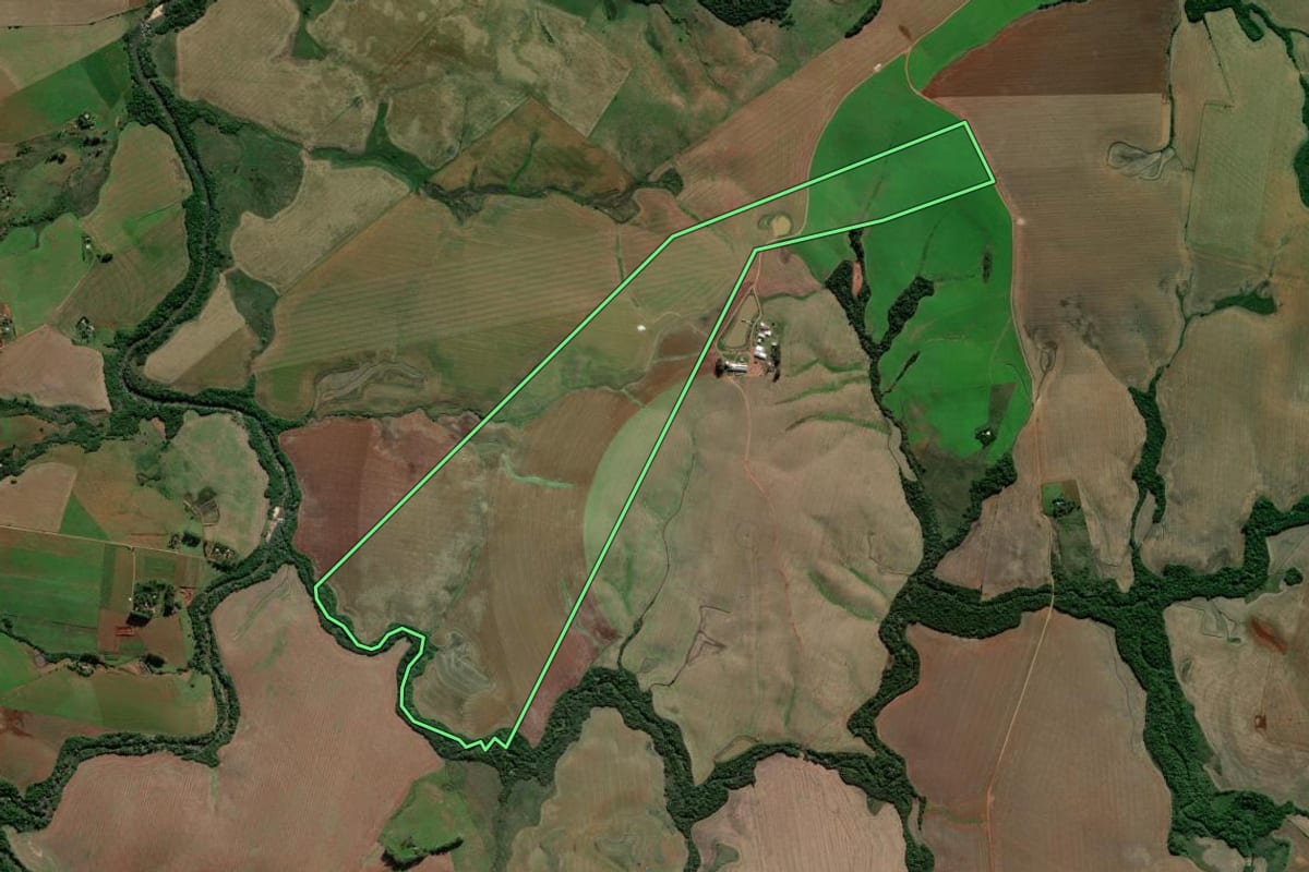 Imagem de satélite do imóvel rural em Capão do Cipó (RS), com o contorno declarado no CAR desenhado por cima.