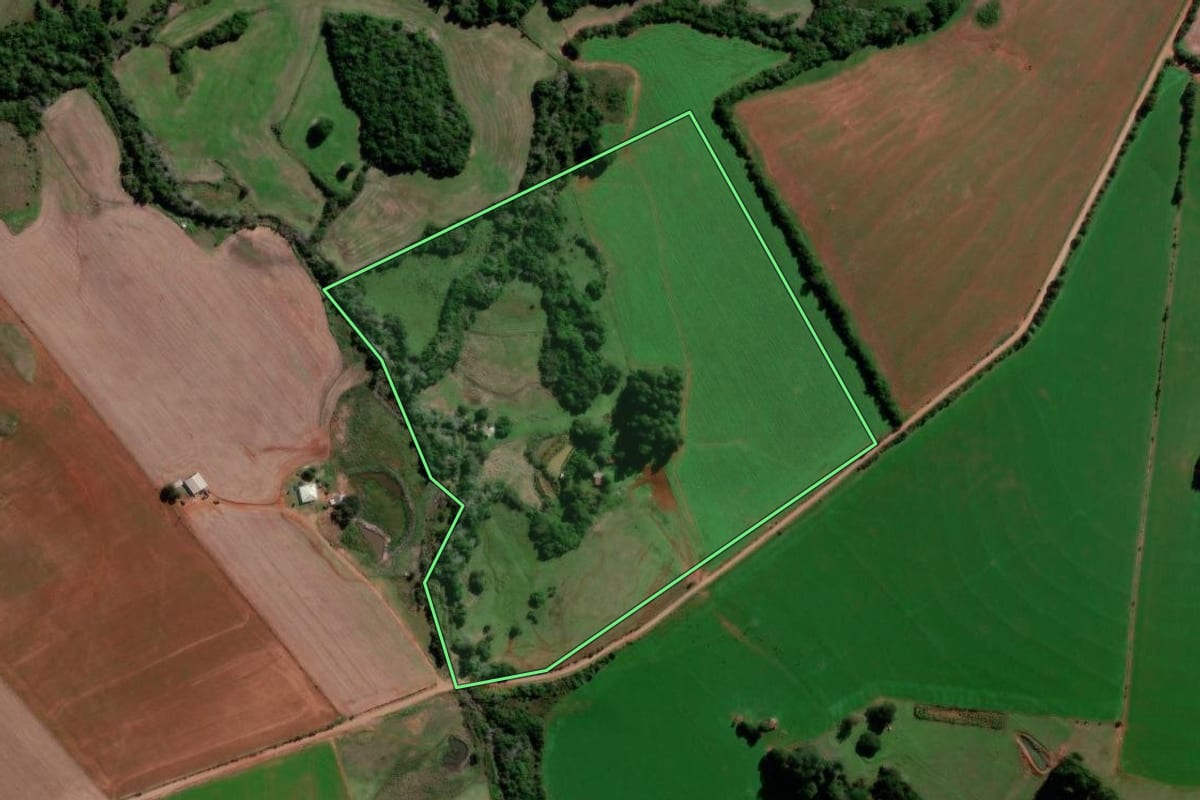 Imagem de satélite do imóvel rural em Capão do Cipó (RS), com o contorno declarado no CAR desenhado por cima.