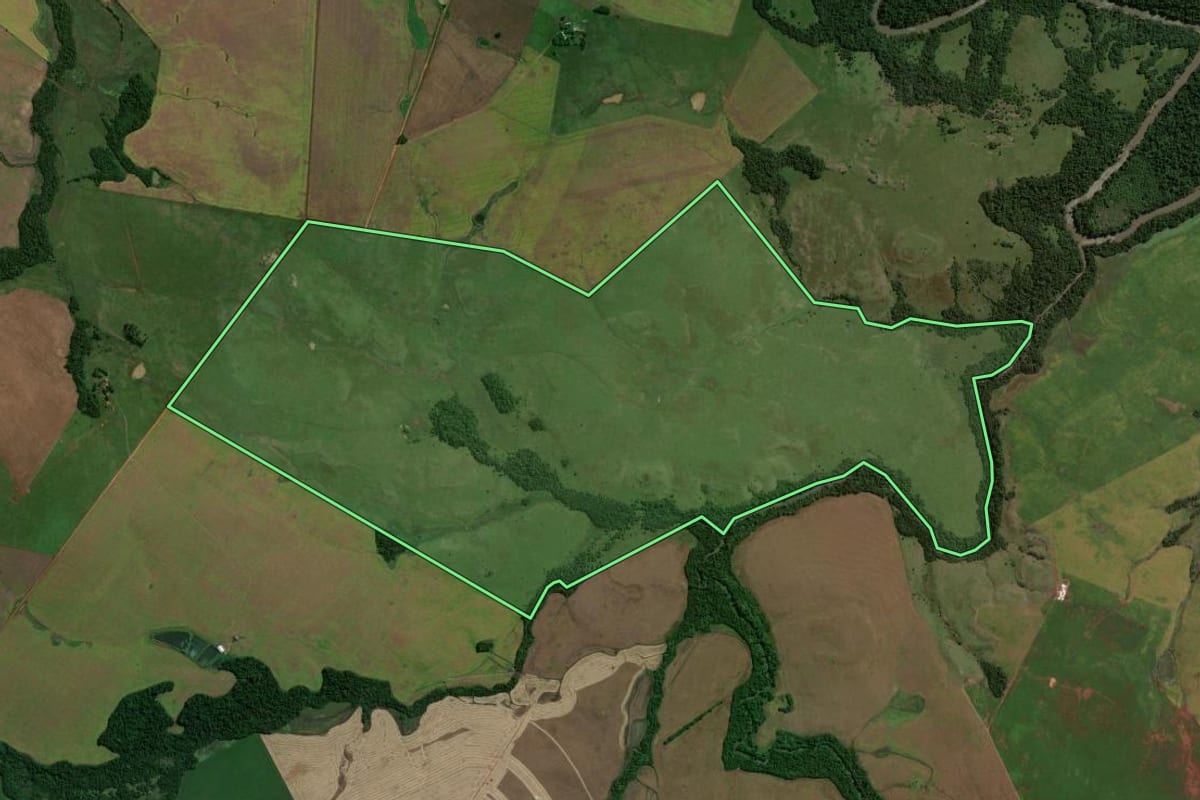 Imagem de satélite do imóvel rural em Capão do Cipó (RS), com o contorno declarado no CAR desenhado por cima.