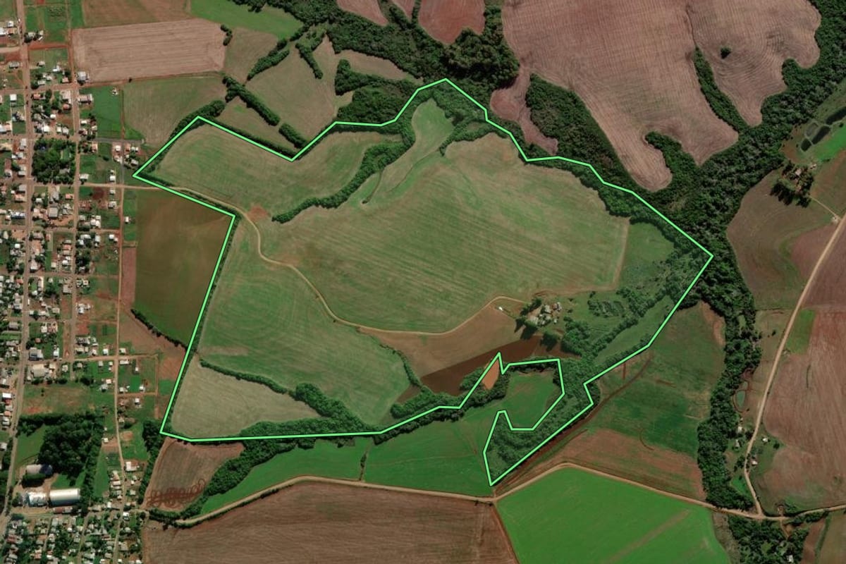 Imagem de satélite do imóvel rural em Capão do Cipó (RS), com o contorno declarado no CAR desenhado por cima.