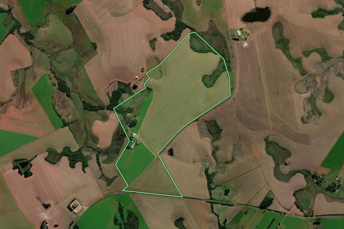 Imagem de satélite do imóvel rural em Capão do Cipó (RS), com o contorno declarado no CAR desenhado por cima.