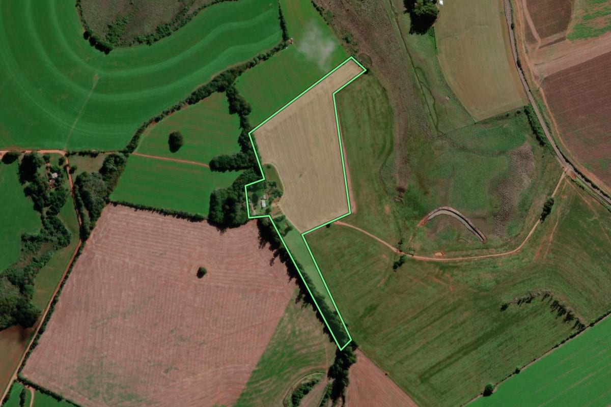 Imagem de satélite do imóvel rural em Capão do Cipó (RS), com o contorno declarado no CAR desenhado por cima.