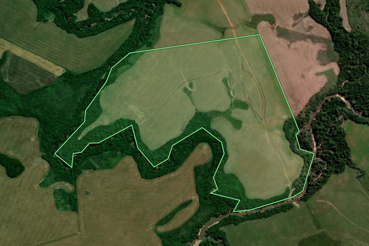 Imagem de satélite do imóvel rural em Capão do Cipó (RS), com o contorno declarado no CAR desenhado por cima.