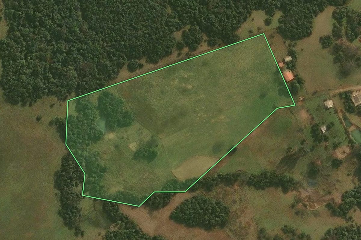 Imagem de satélite do imóvel rural em Capão do Cipó (RS), com o contorno declarado no CAR desenhado por cima.