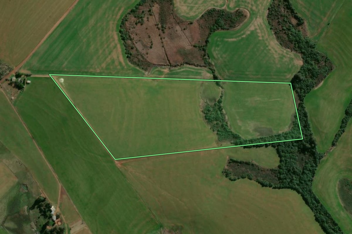 Imagem de satélite do imóvel rural em Capão do Cipó (RS), com o contorno declarado no CAR desenhado por cima.
