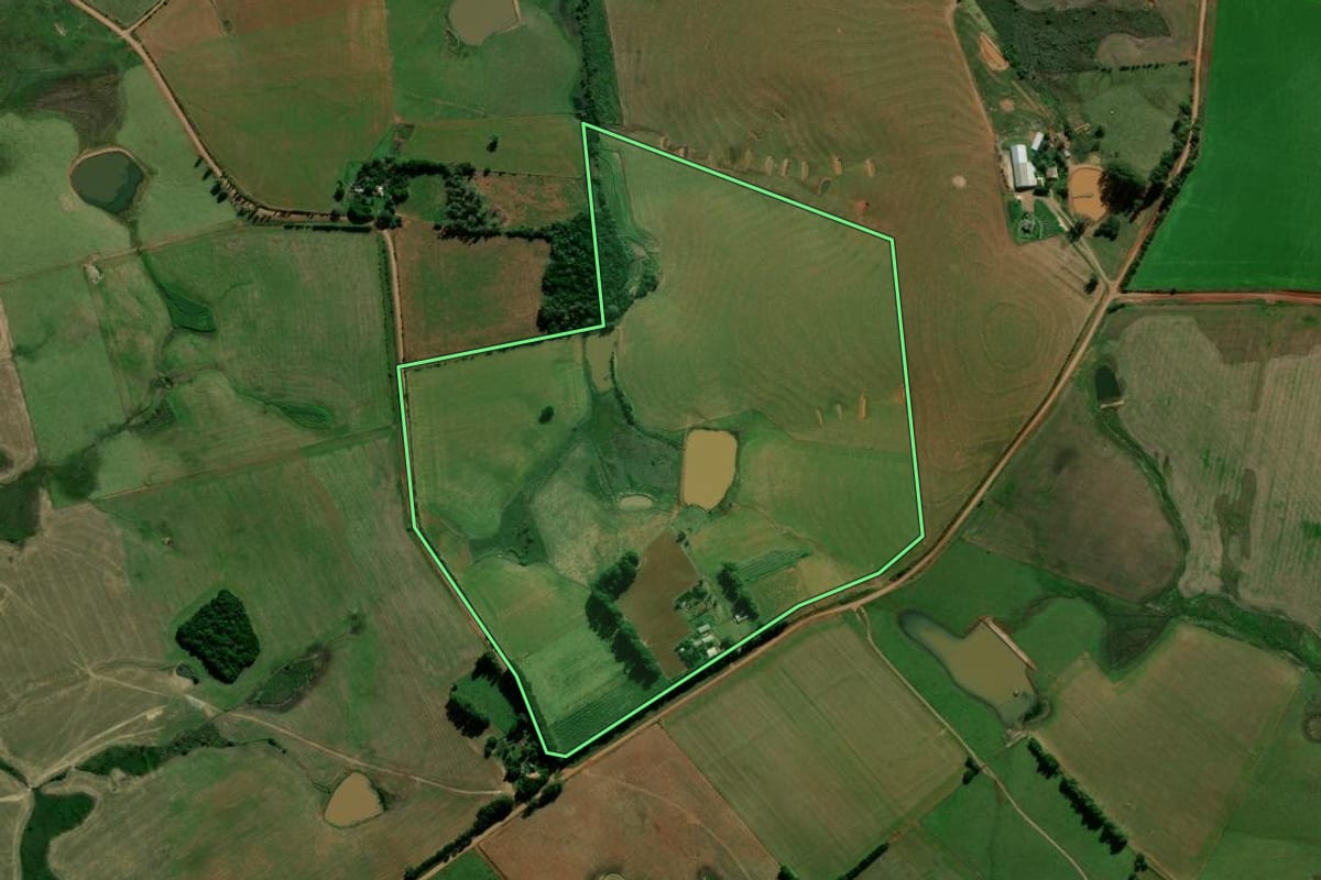 Imagem de satélite do imóvel rural em Capão do Cipó (RS), com o contorno declarado no CAR desenhado por cima.