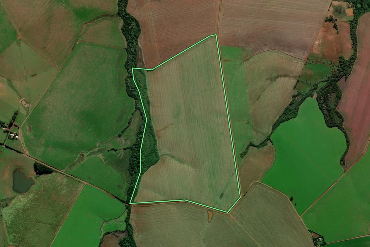 Imagem de satélite do imóvel rural em Capão do Cipó (RS), com o contorno declarado no CAR desenhado por cima.
