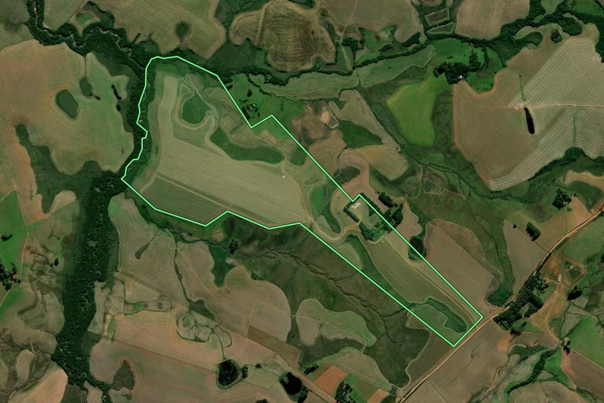 Imagem de satélite do imóvel rural em Capão do Cipó (RS), com o contorno declarado no CAR desenhado por cima.