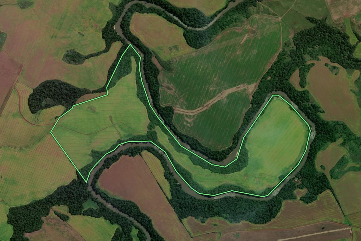 Imagem de satélite do imóvel rural em Capão do Cipó (RS), com o contorno declarado no CAR desenhado por cima.