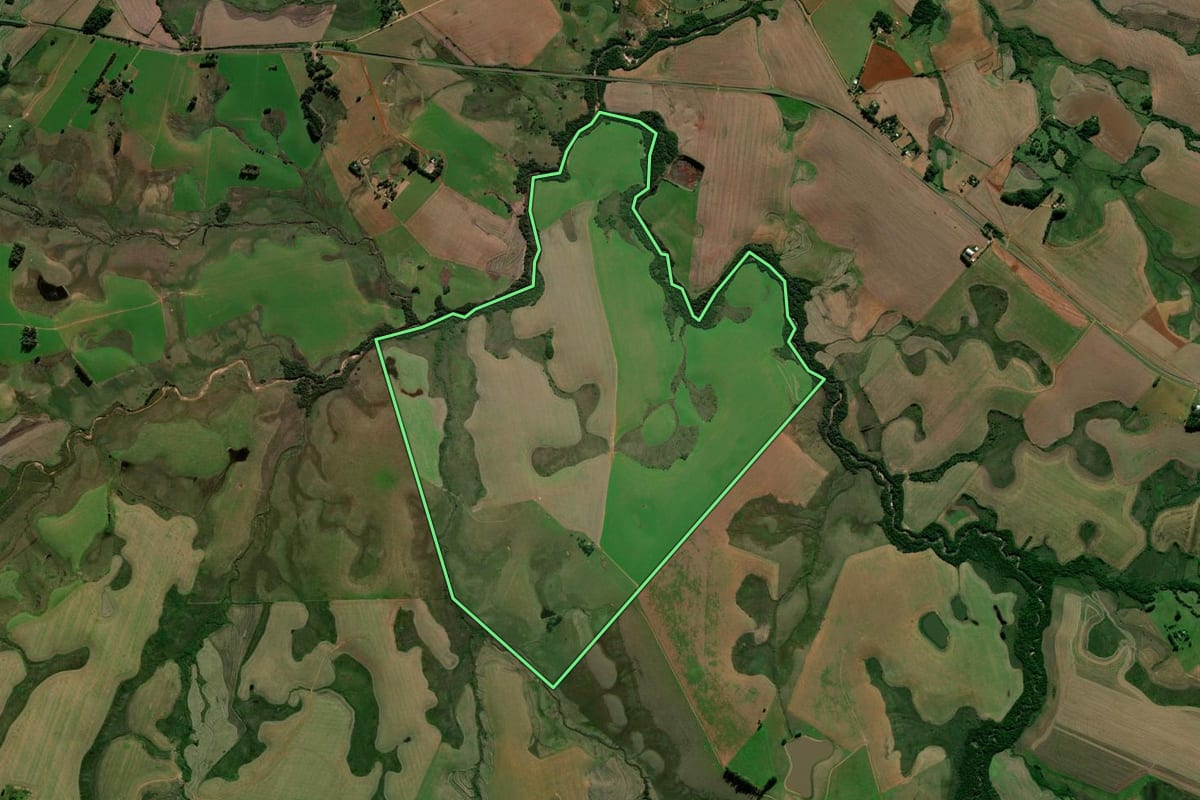 Imagem de satélite do imóvel rural em Capão do Cipó (RS), com o contorno declarado no CAR desenhado por cima.