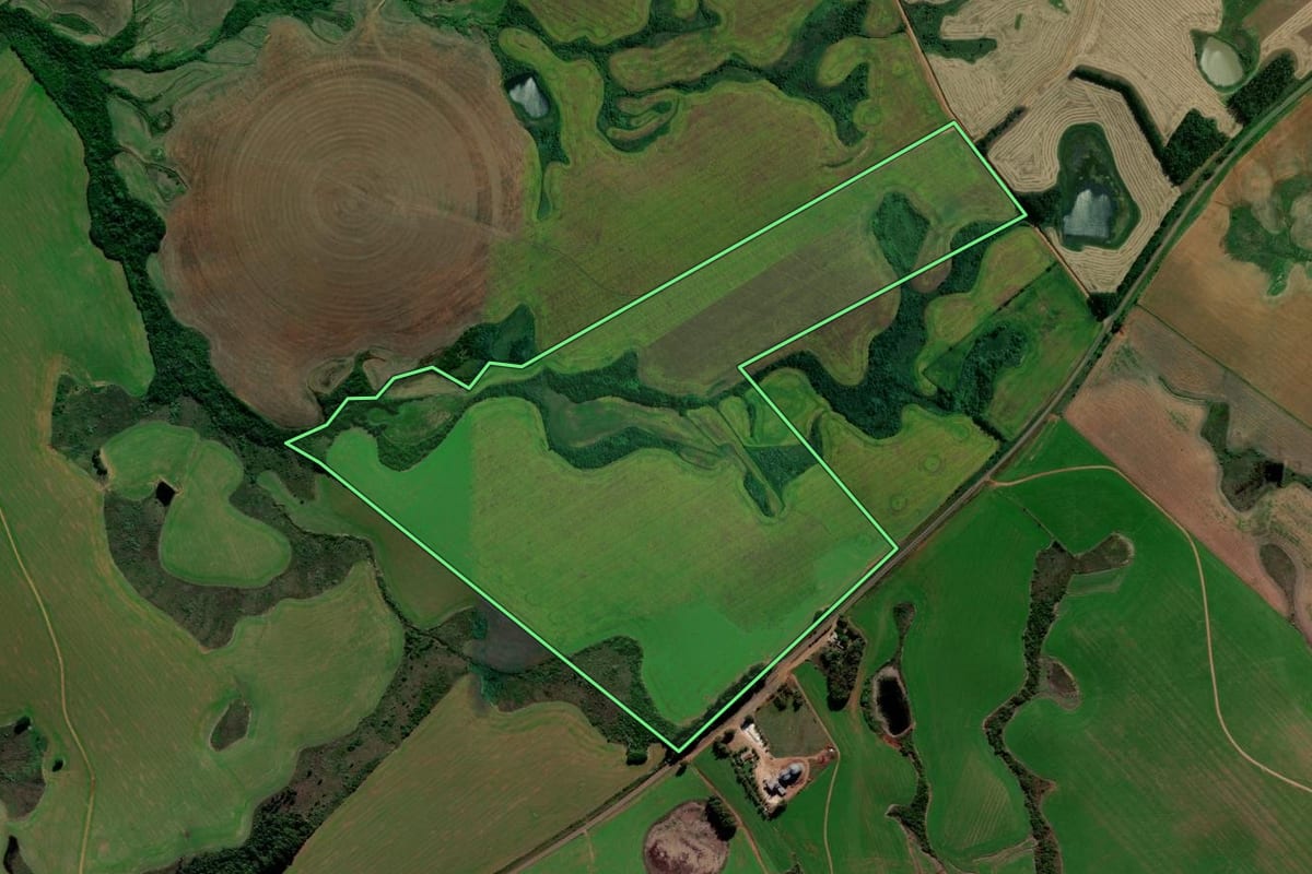 Imagem de satélite do imóvel rural em Capão do Cipó (RS), com o contorno declarado no CAR desenhado por cima.