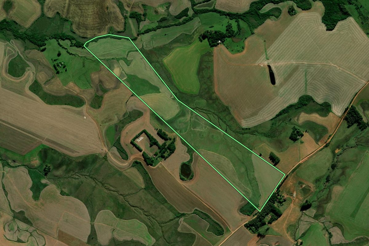Imagem de satélite do imóvel rural em Capão do Cipó (RS), com o contorno declarado no CAR desenhado por cima.
