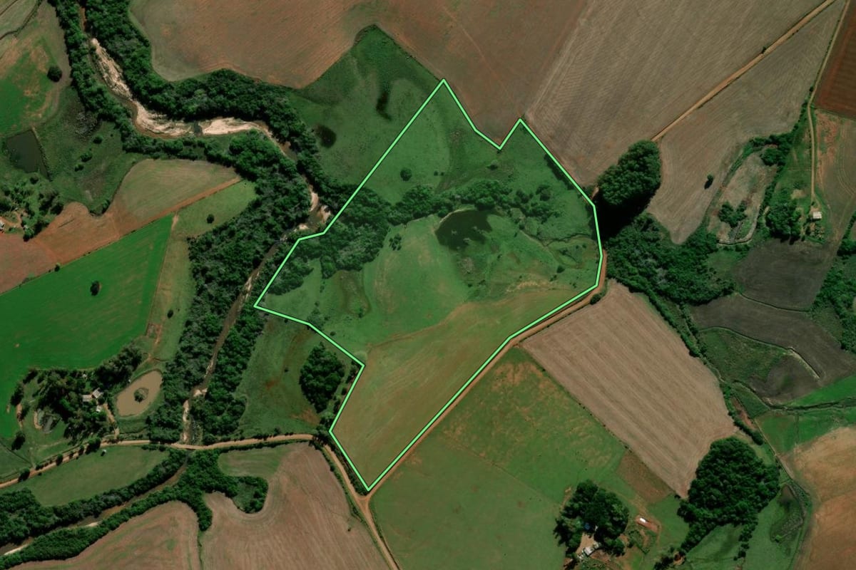 Imagem de satélite do imóvel rural em Capão do Cipó (RS), com o contorno declarado no CAR desenhado por cima.