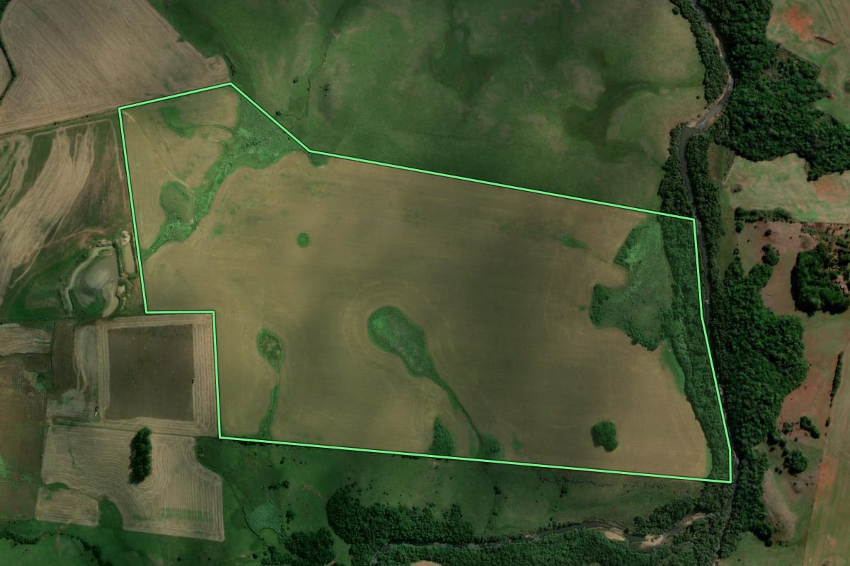 Imagem de satélite do imóvel rural em Capão do Cipó (RS), com o contorno declarado no CAR desenhado por cima.