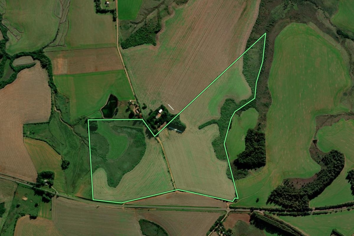 Imagem de satélite do imóvel rural em Capão do Cipó (RS), com o contorno declarado no CAR desenhado por cima.