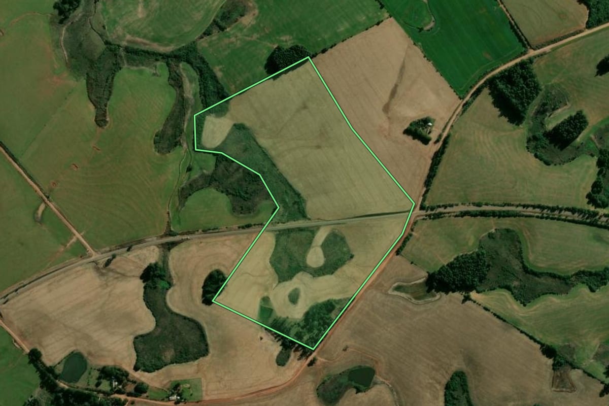 Imagem de satélite do imóvel rural em Capão do Cipó (RS), com o contorno declarado no CAR desenhado por cima.
