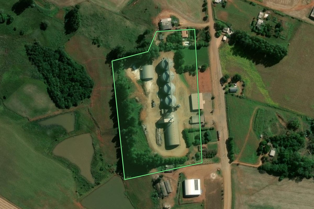 Imagem de satélite do imóvel rural em Capão do Cipó (RS), com o contorno declarado no CAR desenhado por cima.