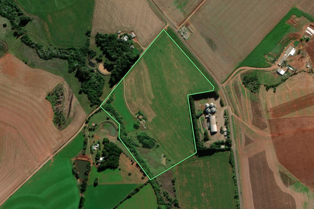 Imagem de satélite do imóvel rural em Capão do Cipó (RS), com o contorno declarado no CAR desenhado por cima.