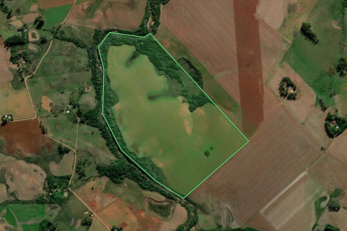 Imagem de satélite do imóvel rural em Capão do Cipó (RS), com o contorno declarado no CAR desenhado por cima.