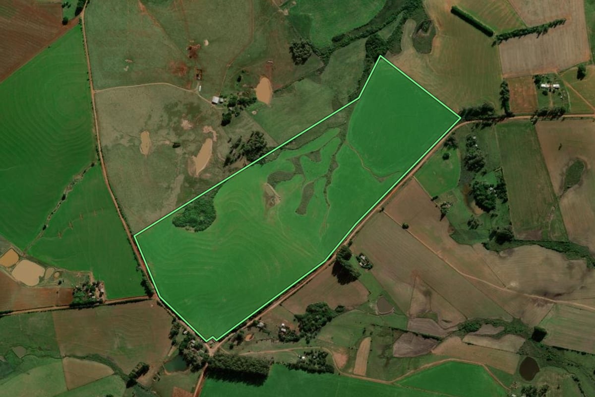 Imagem de satélite do imóvel rural em Capão do Cipó (RS), com o contorno declarado no CAR desenhado por cima.